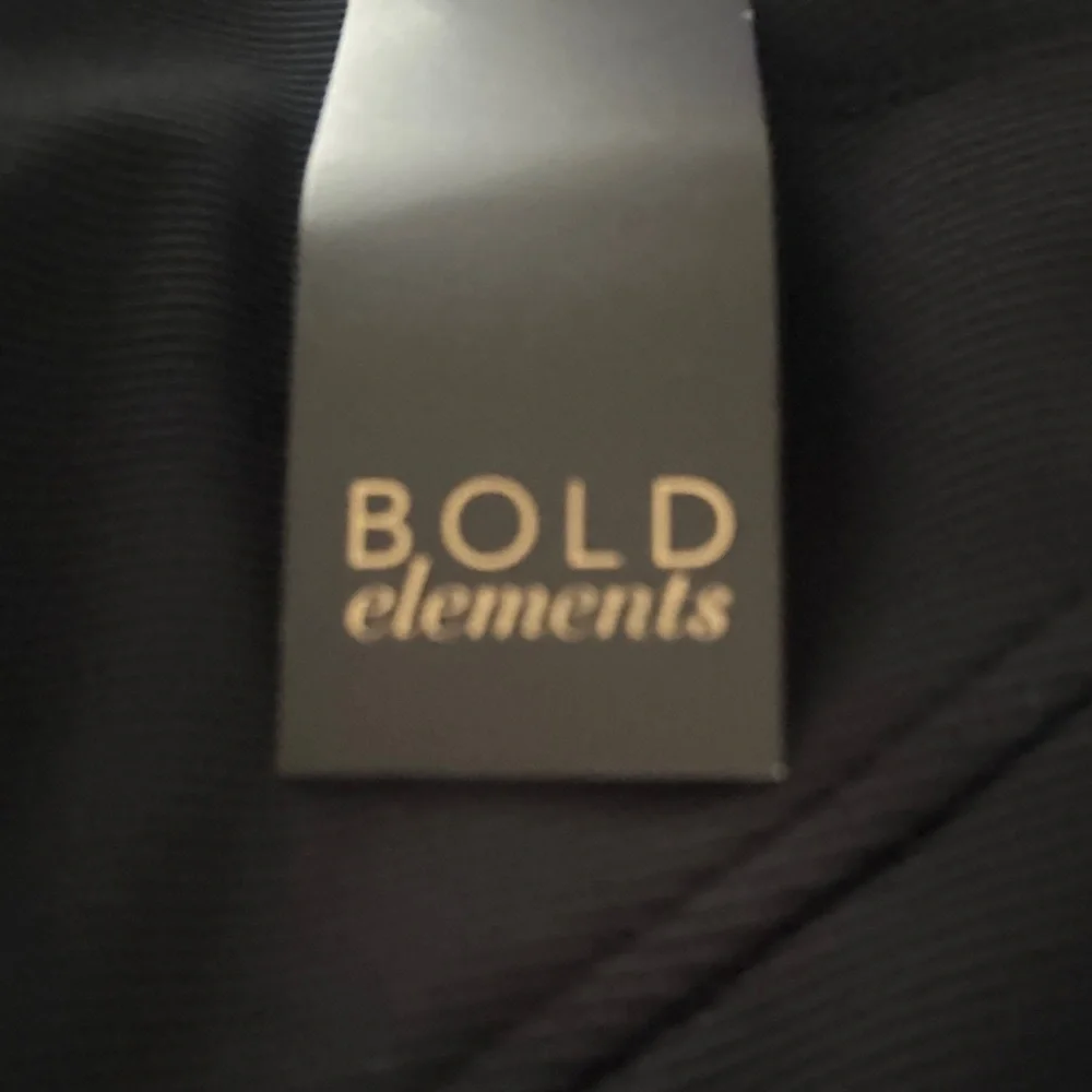 BOLD elements Black Crop Top - Picture 6 of 8